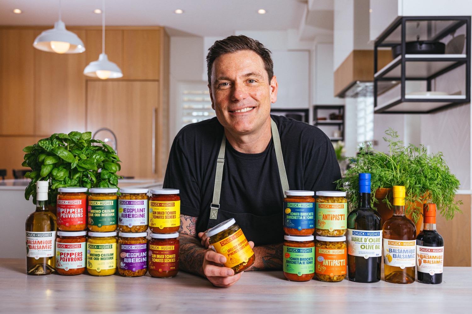 Chuck Hughes en cuisine avec ses produits