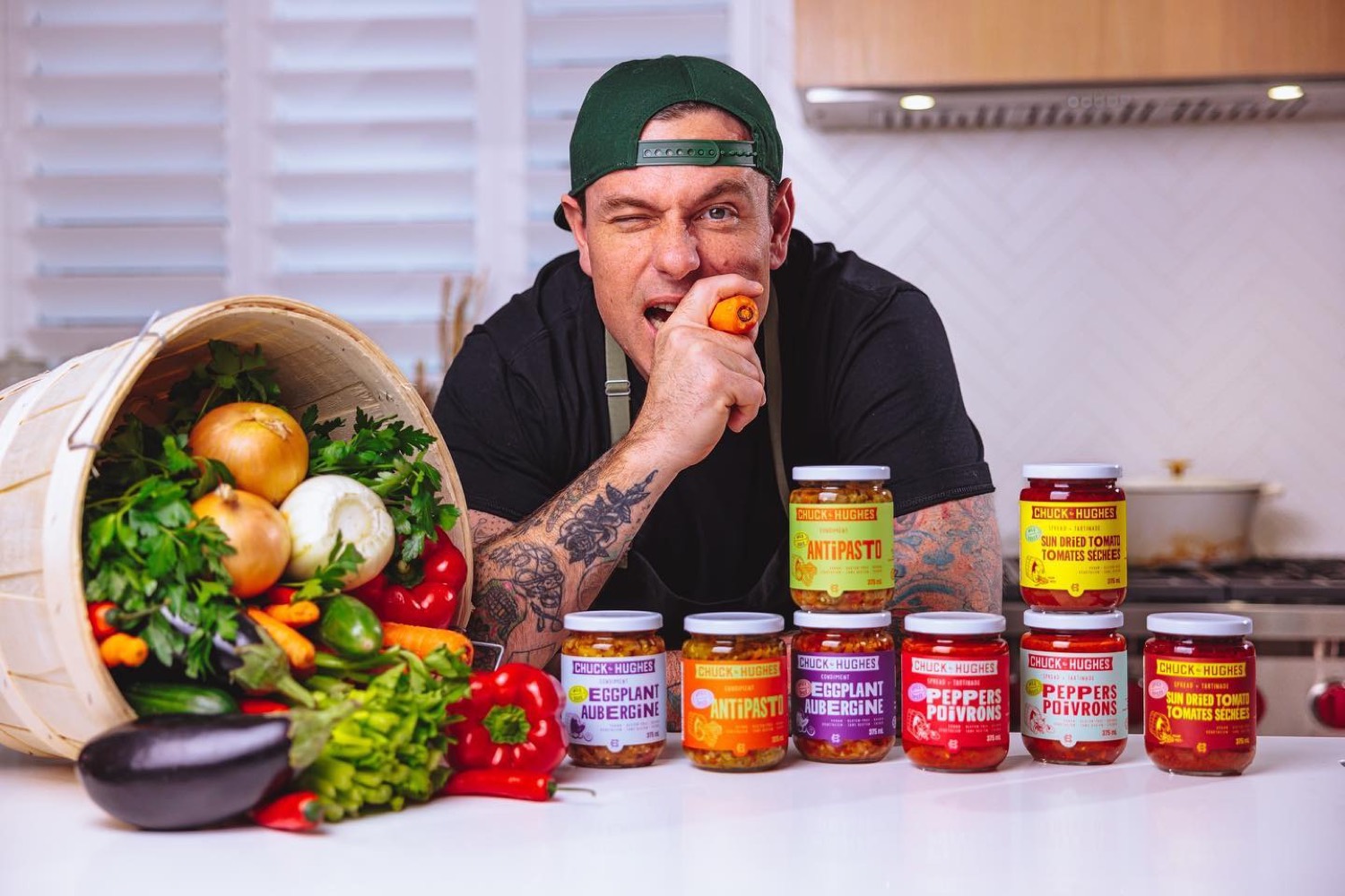 Chuck Hughes en cuisine avec ses produits