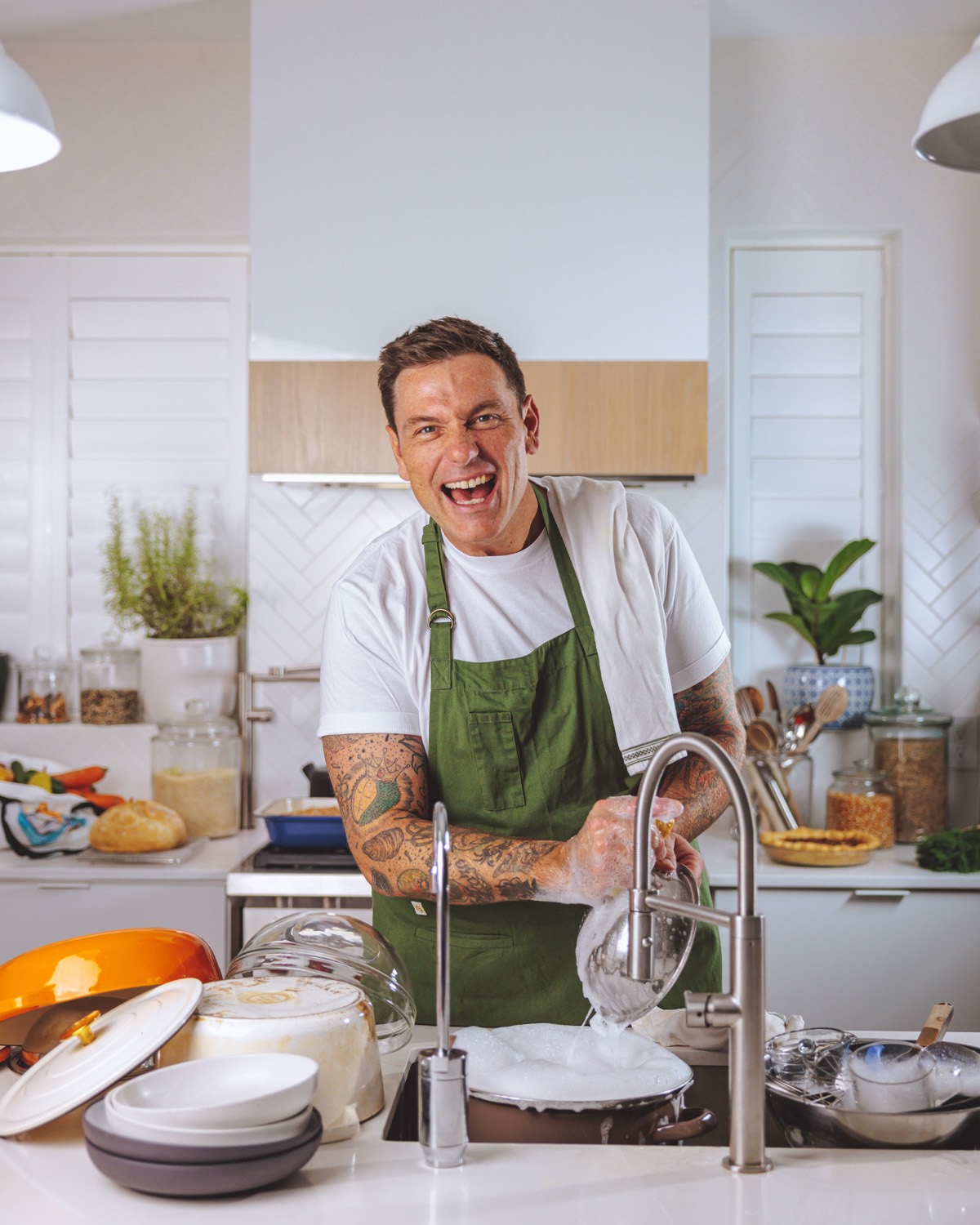 Chuck Hughes dans sa cuisine