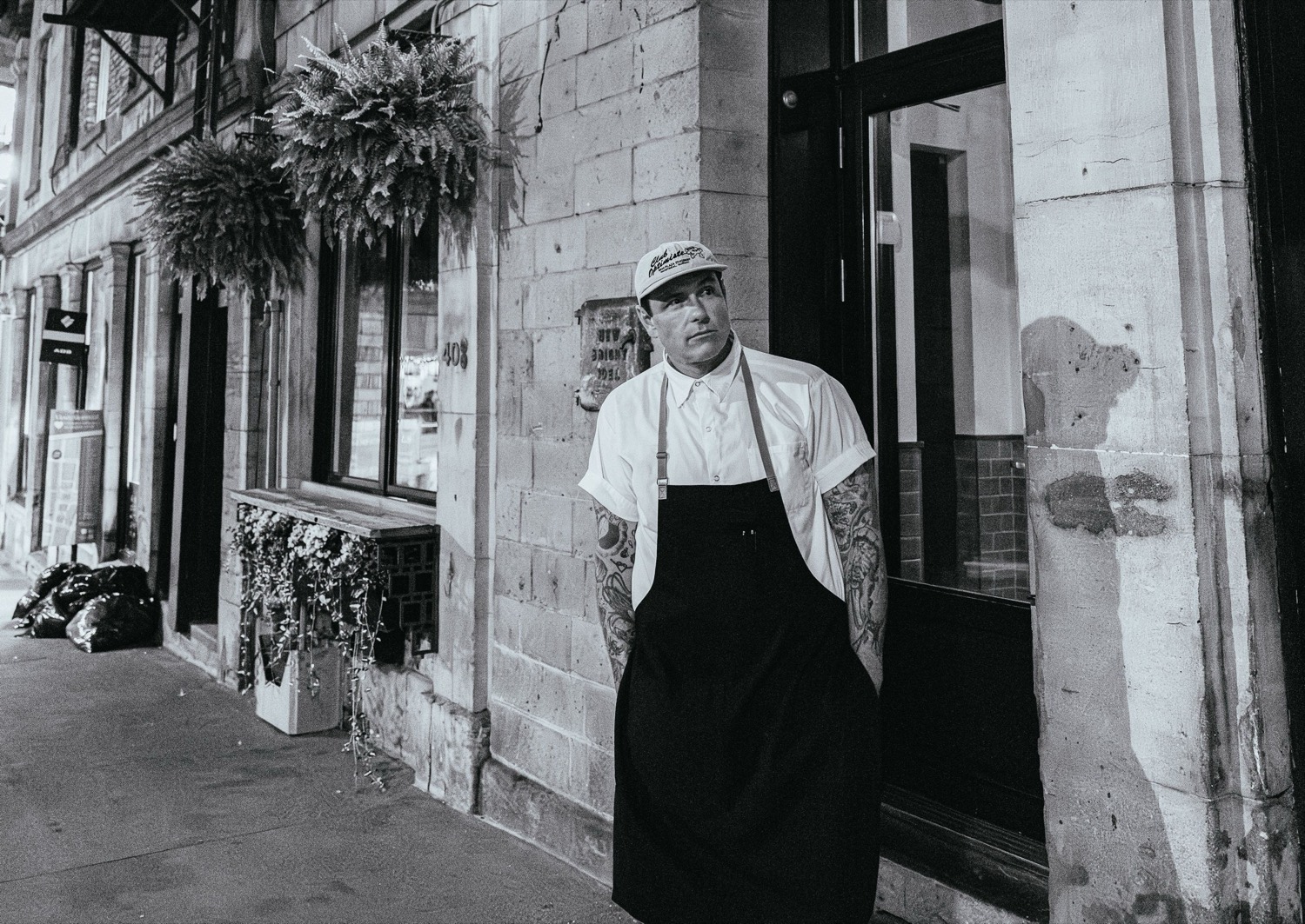 Chuck Hughes devant la façade du Garde Manger