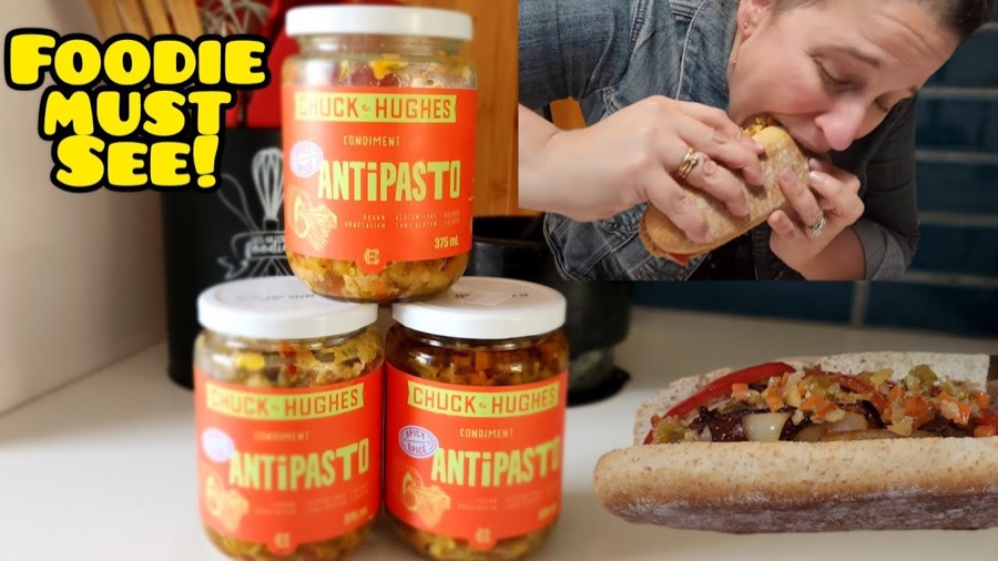 Trois pots d'antipasto Chuck Hughes et une personne qui mange une bouchée