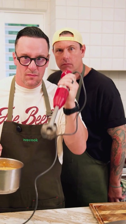 Deux chefs WeCook préparent une recette à la tartinade Chuck Hughes
